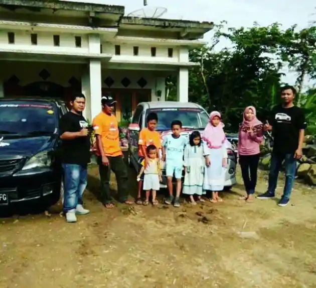 Foto - Toyota Avanza Club Indonesia Bantu Korban Longsor Ponorogo