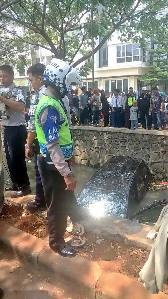 Foto - Sebuah Toyota Avanza Tercebur ke Kali, Seperti Ini Jadinya