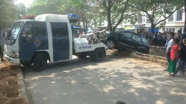 Foto - Sebuah Toyota Avanza Tercebur ke Kali, Seperti Ini Jadinya