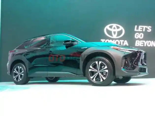 Foto - Toyota bZ4X Akan Dipasarkan Rp 400-580 Jutaan