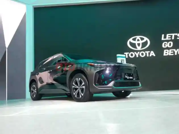 Foto - Toyota bZ4x Muncul Di GIIAS 2022, Wujud Komitmen Three Oval Tentang Mobil Listrik Di Indonesia