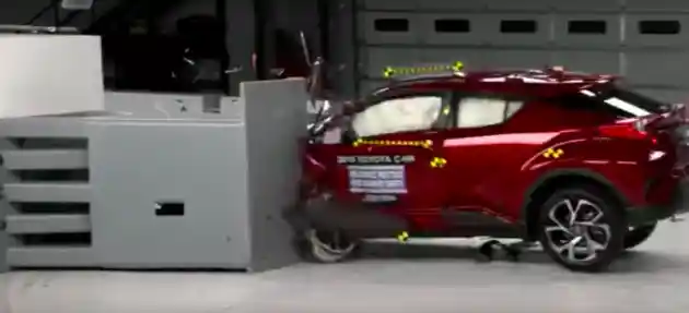 Foto - VIDEO: Toyota C-HR 2018 Crash Test (IIHS)