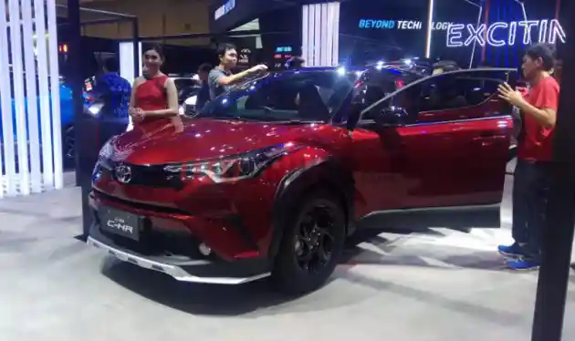 Foto - Toyota C-HR Hybrid "Ngumpet" di GIIAS 2018