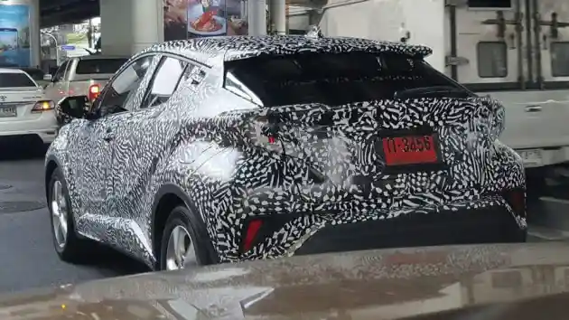 Foto - SPY SHOT: Toyota C-HR Spek ASEAN Uji Jalan di Thailand