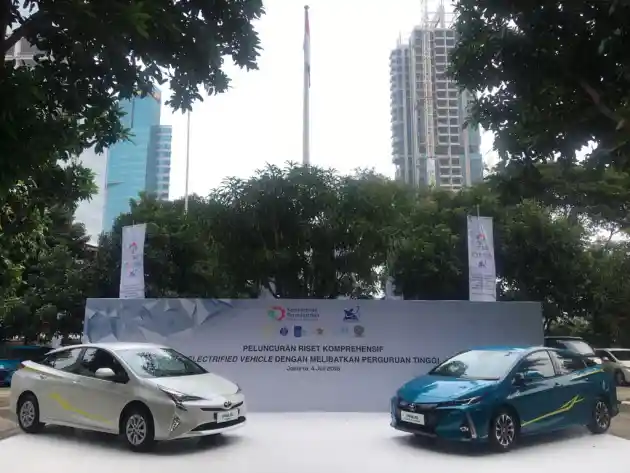 Foto - Draft Kebijakan Mobil Listrik Tinggal Menunggu Tanda Tangan Presiden Joko Widodo