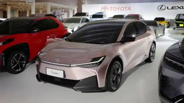 Foto - Toyota Siapkan Mobil Listrik Sedan Berdimensi Setara Corolla