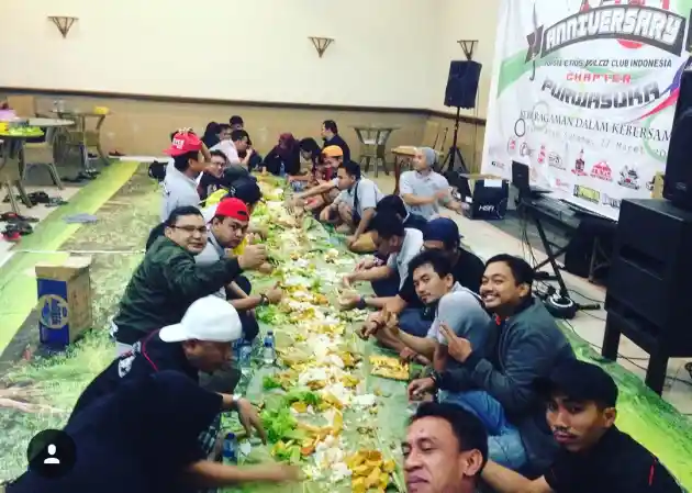 Foto - Seru, Mommy Tevci Sibuk Memasak Untuk HUT Komunitas Etios Valco