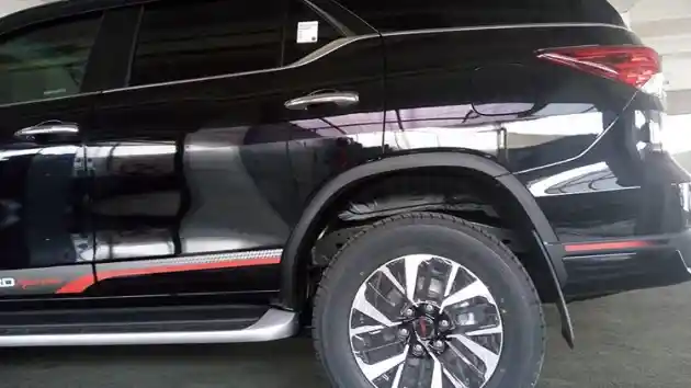 Foto - SPY SHOT: Toyota Fortuner TRD Sportivo 2017, Pakai Cakram Belakang (12 Foto)