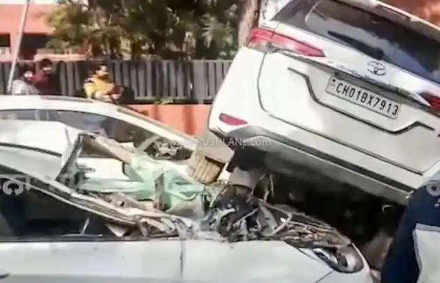 Foto - VIDEO: Toyota Fortuner "Terbang" di India Hantam 2 Mobil