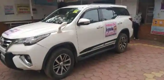 Foto - Politisi India Ini Sumbang Fortuner Untuk Dijadikan Ambulans