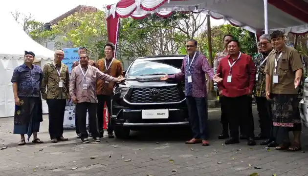 Foto - Shuttle Listrik Toyota Pertama Di Bali