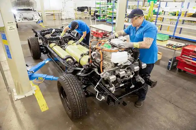 Foto - Toyota Bikin Prototipe Hilux Berjantung Fuel Cell