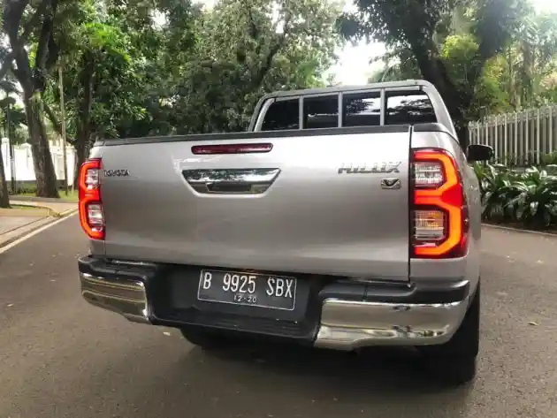 Foto - First Drive: Toyota Hilux Facelift 2020