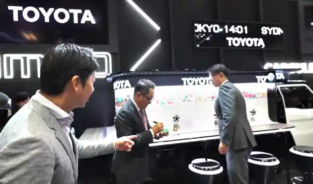 Foto - Visi Toyota Rangga Tebar Pesona di Japan Mobility Show 2023