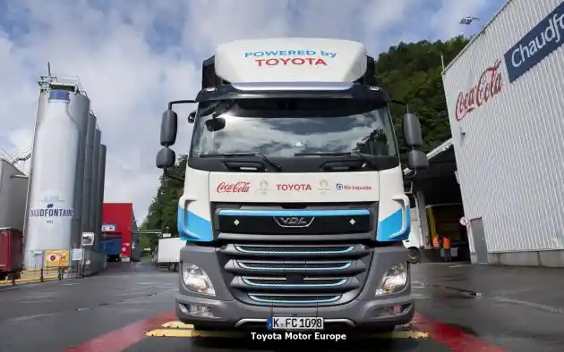 Foto - Tes Truk Hidrogen Toyota-Coca-Cola-Air Liquide