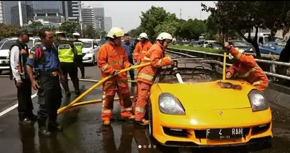 Foto - FOTO: Detik-detik Sebuah Toyota MR-S Terbakar di Tol Dalam Kota Jakarta (9 Foto)