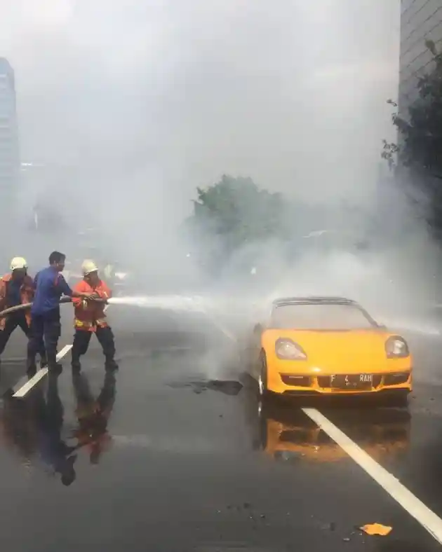 Foto - FOTO: Detik-detik Sebuah Toyota MR-S Terbakar di Tol Dalam Kota Jakarta (9 Foto)