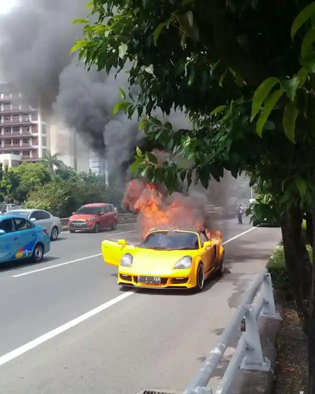 Foto - FOTO: Detik-detik Sebuah Toyota MR-S Terbakar di Tol Dalam Kota Jakarta (9 Foto)