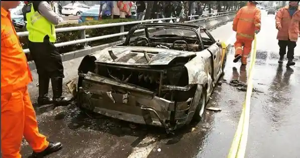 Foto - FOTO: Detik-detik Sebuah Toyota MR-S Terbakar di Tol Dalam Kota Jakarta (9 Foto)