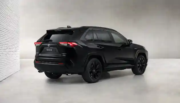 Foto - Toyota Resmi Luncurkan Edisi Terbatas RAV 4 Black Edition, Apa Bedanya?