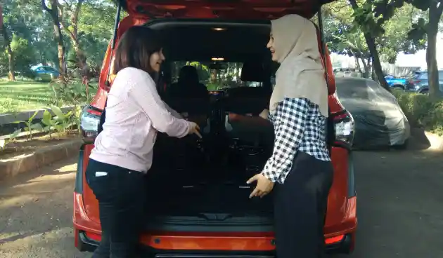 Foto - Toyota Sienta Sangat Pas Dipakai Masyarakat Urban yang Penuh Aktivitas