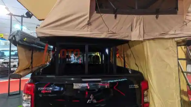 Foto - Mitsubishi Triton dengan Tenda Camping, Cukup Tambah Rp 25 juta