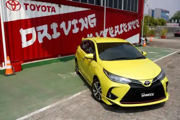 Foto - Komparasi Konsumsi BBM dan Performa Toyota Yaris vs City Hatchback