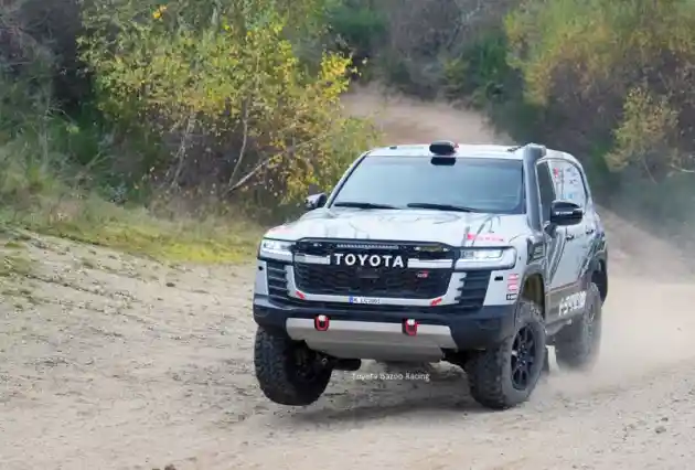 Foto - Toyota Terjunkan Hilux untuk Dakar Rally 2025. Gunakan Mesin Land Cruiser 300