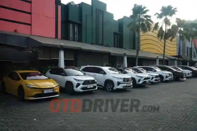 Foto - Toyota Ajak Jurnalis Buktikan Keiritan BBM 12 Model Hybrid Mereka, Prius Paling Irit Nyaris 30 Km/Liter