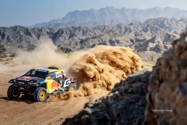 Foto - Toyota Terjunkan Hilux untuk Dakar Rally 2025. Gunakan Mesin Land Cruiser 300