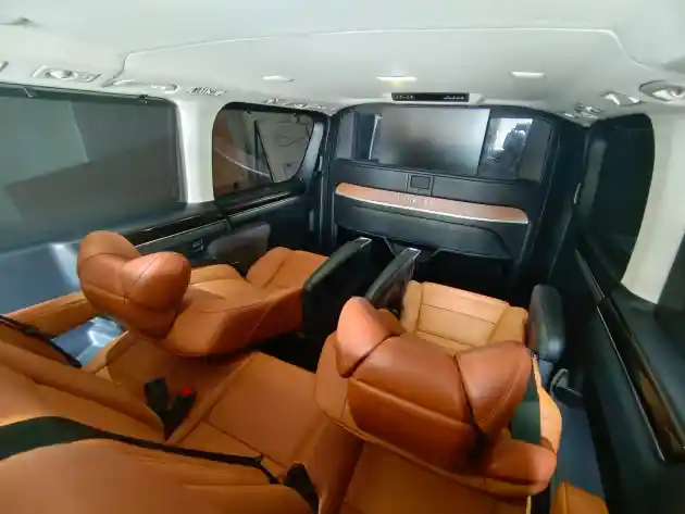 Foto - Toyota GranAce Makin Mewah Dengan Partisi dan TV 24 Inci