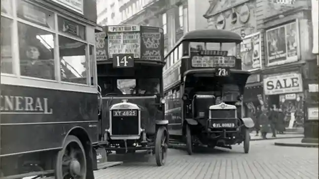 Foto - Mengenal London Bus, Si Merah Yang Populer Sejagad