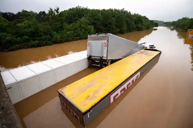 Foto - Banjir Bandang Di Jerman, Juga Menyapu Truk Dan Bus Besar