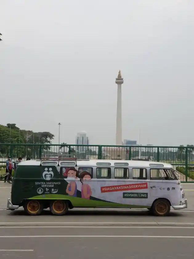 Foto - VW Transporter Berbagai Generasi, Sokong Operasional Vaksinasi