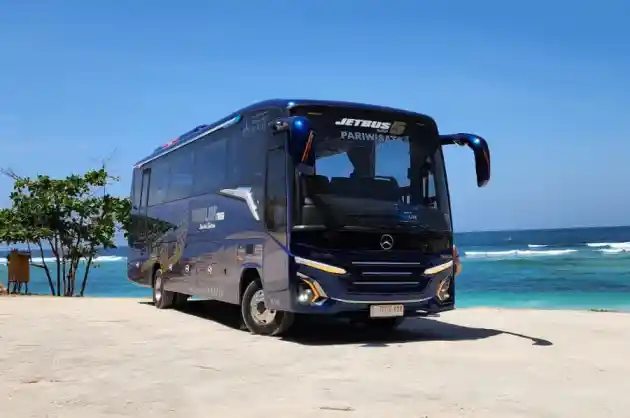 Foto - Jetbus 5 PO Travelink Resmi Wara-wiri di Bali