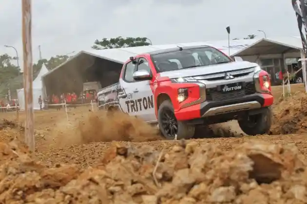 Foto - Komparasi Dua Double Cabin Terlaris di Indonesia, Toyota Hilux VS Mitsubishi Triton