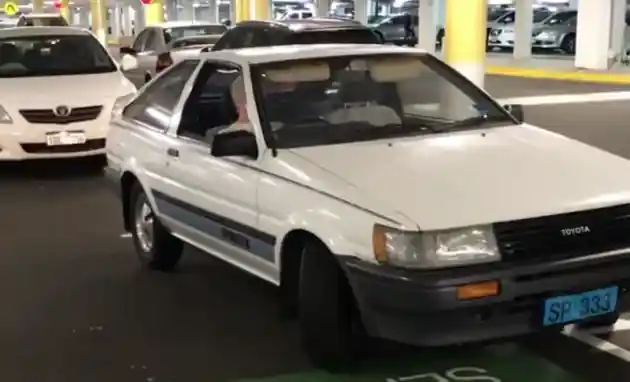 Foto - Wanita ini Setia Pakai Toyota AE86 Sejak 1983!