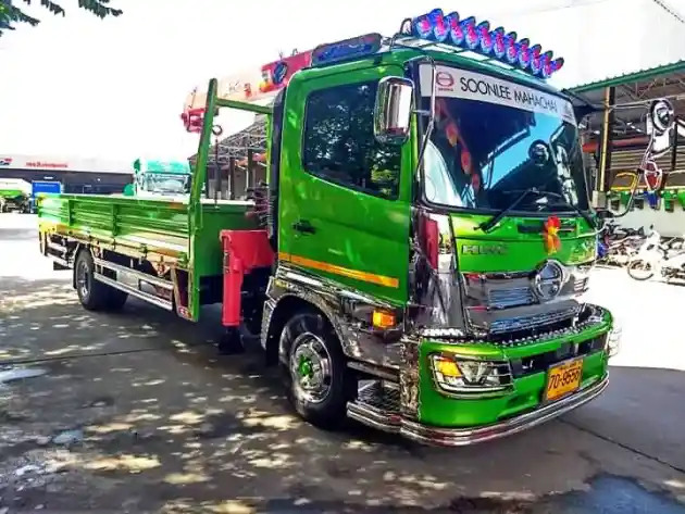 Foto - Modifikasi Truk Thailand, Bikin Sakit Mata!