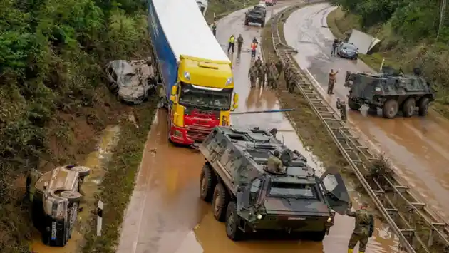 Foto - Banjir Bandang Di Jerman, Juga Menyapu Truk Dan Bus Besar