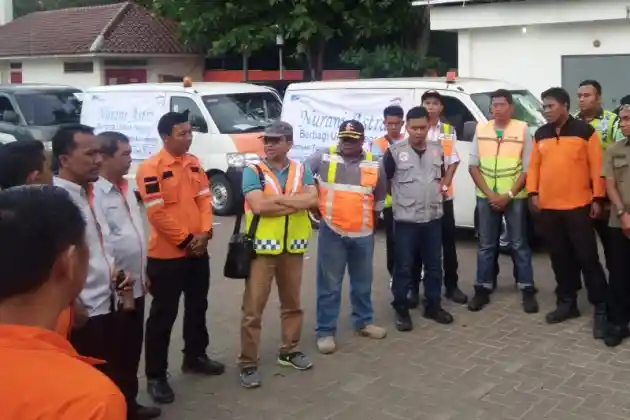 Foto - Astra Sumbang Sembako Hingga Alat Berat Untuk Korban Tsunami Banten dan Lampung