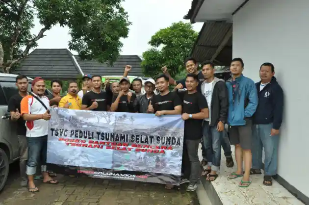 Foto - Gerak Cepat Toyota Soluna Vios Club Bantu Korban Tsunami Banten