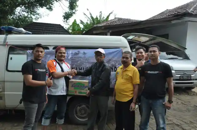 Foto - Gerak Cepat Toyota Soluna Vios Club Bantu Korban Tsunami Banten