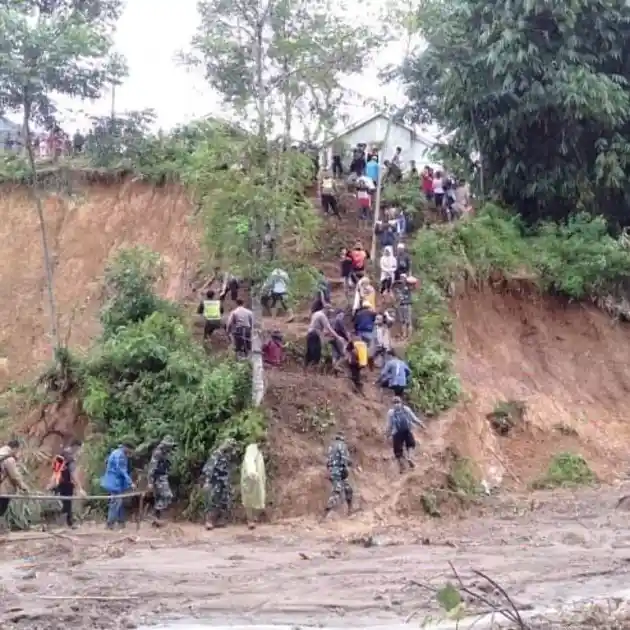 Foto - Komunitas Soluna-Vios Bantu Korban Banjir dan Longsor di Bogor