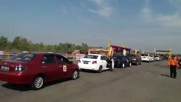 Foto - Toyota Vios Limo Club Adu Kebut Dalam Drag Race, Sukses Naik Podium