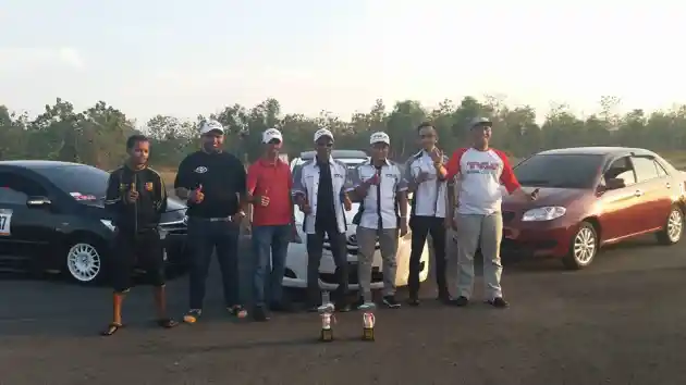 Foto - Toyota Vios Limo Club Adu Kebut Dalam Drag Race, Sukses Naik Podium