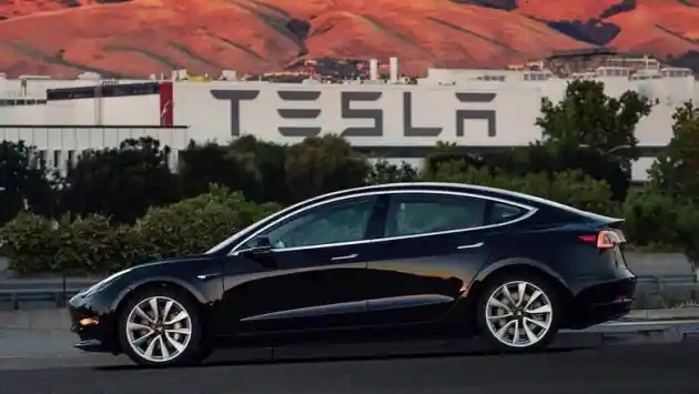 Foto - Tesla Dijadikan Taksi Oleh Uber