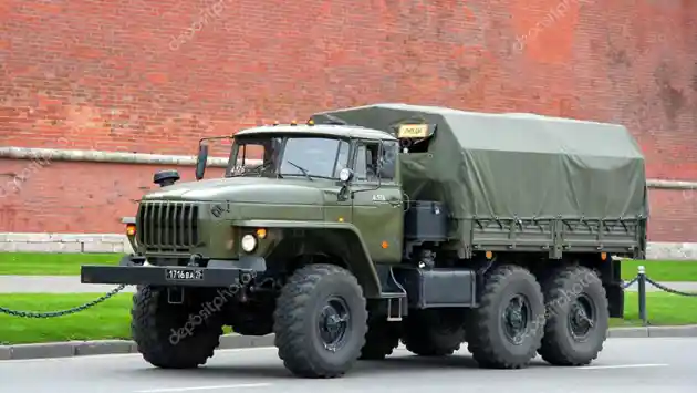 Foto - Jajaran Truk Militer Rusia Yang Bertampang Kuno Di Zaman Modern