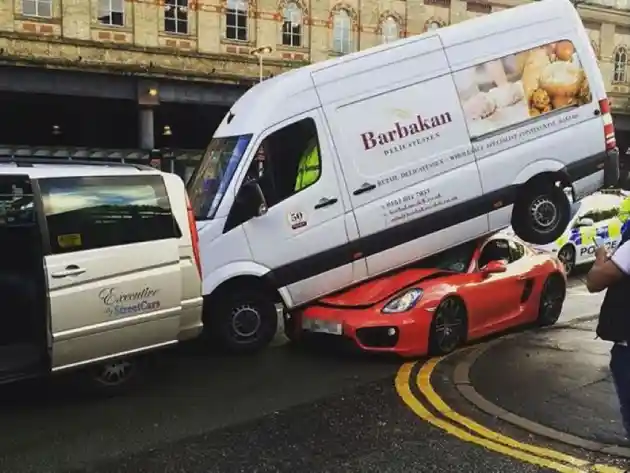 Foto - Porsche Cayman Seruduk Van Sampai Kolong