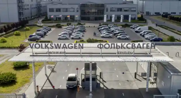 Foto - Volkswagen Ingatkan Dampak Perang Rusia-Ukraina Lebih Horor Dari Covid-19 + Kelangkaan Semikonduktor