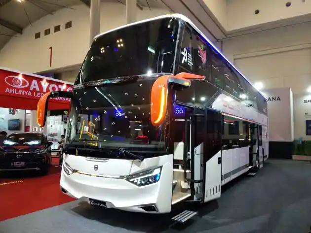 Foto - Penjualan Sasis Bus Akhir Tahun 2023, Mitsubishi dan Hino Penguasanya